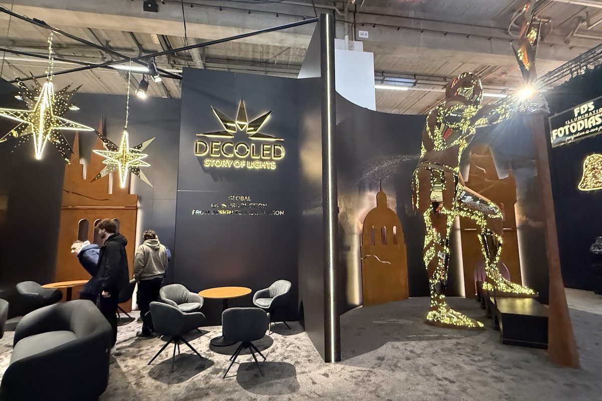 Expozice DECOLED na veletrhu ve Frankfurtu se světelnou sochou a jednací zónou